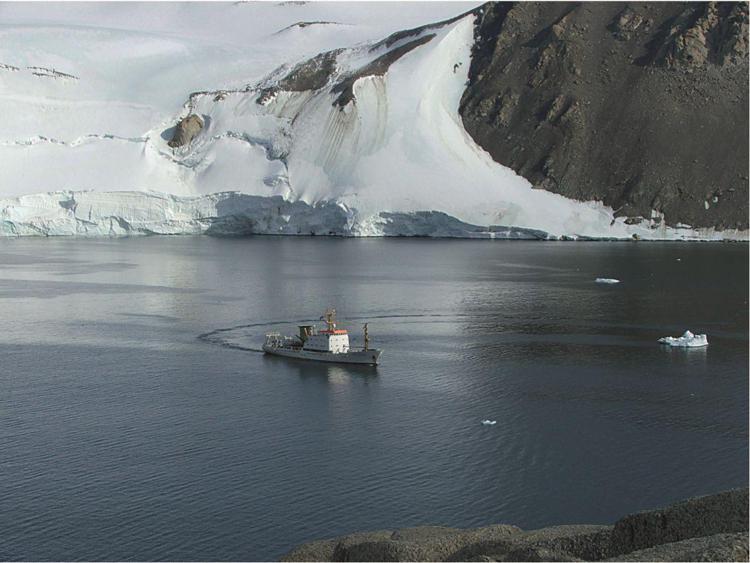 La nave da ricerca OGS Explora durante una campagna multidisciplinare in Antartide. Credits: Valentina Volpi, OGS