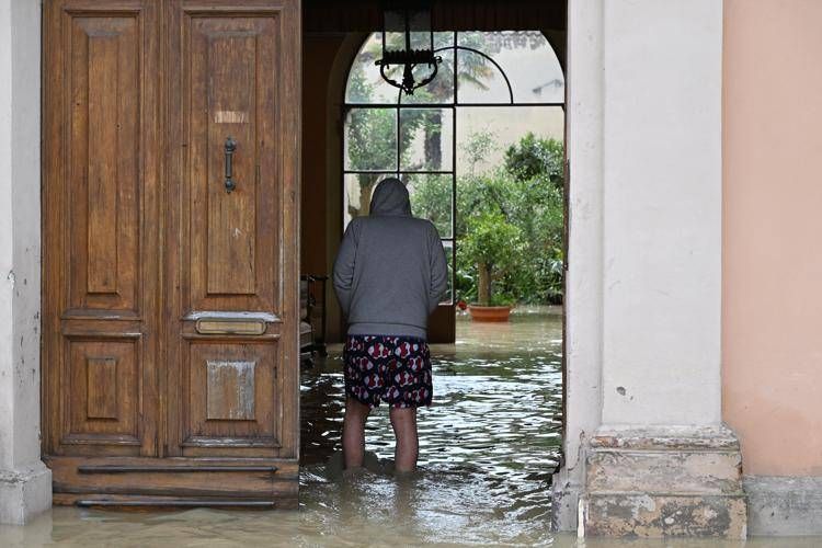 Alluvione Emilia Romagna, terza giornata di allerta rossa. I morti salgono a 13, oltre 10mila sfollati