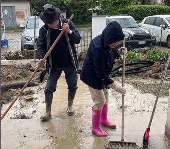 Emilia Romagna flood, Laura Pausini’s parents clean Solarolo street