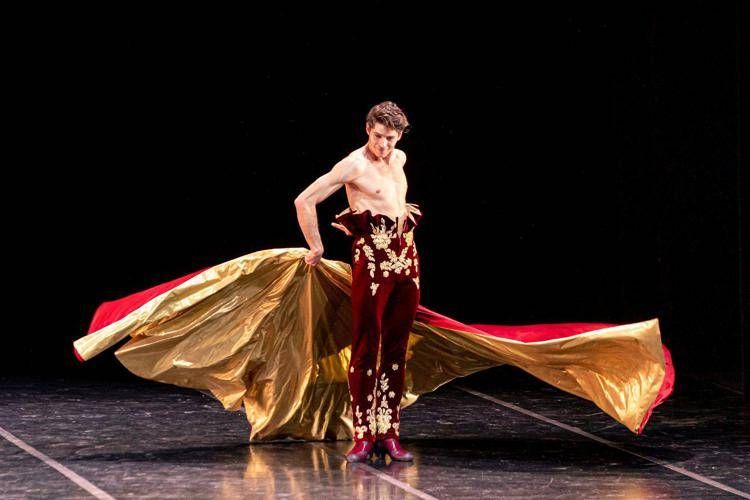 Il danzatore di flamenco Sergio Bernal in un abito di scena firmato  Roberto Capucci