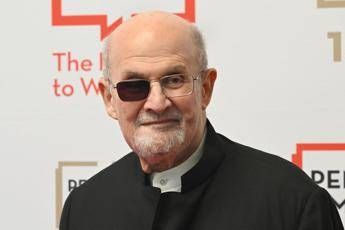 Accoltellò Salman Rushdie, condannato a 25 anni di carce