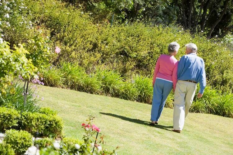 Mangiare meno e camminare tanto per una vecchiaia allegra, i consigli del nutrizionista