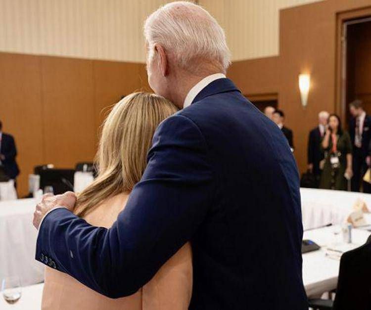 Maltempo, l'abbraccio di Biden a Meloni: 