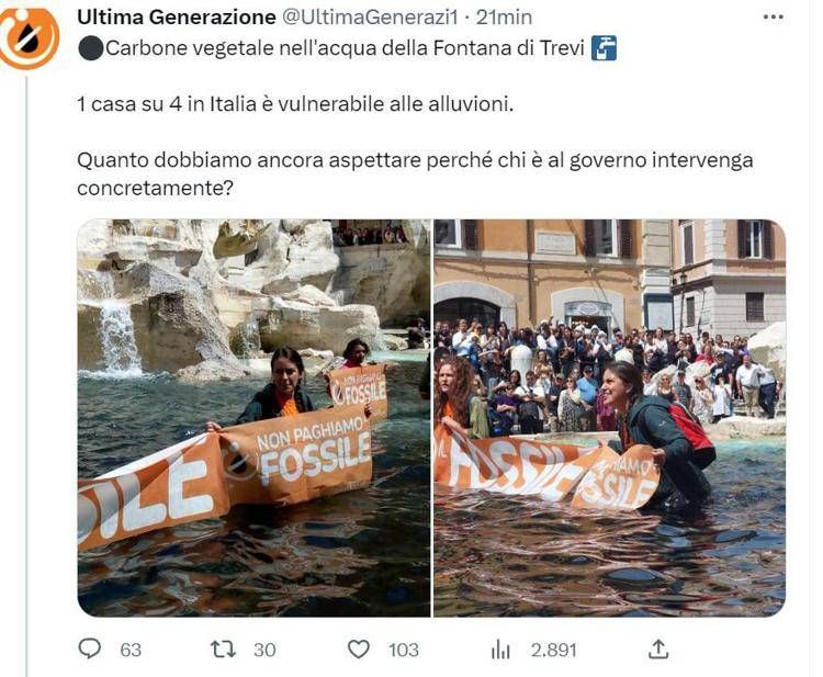 Blitz ambientalisti a Roma, carbone vegetale nella Fontana di Trevi