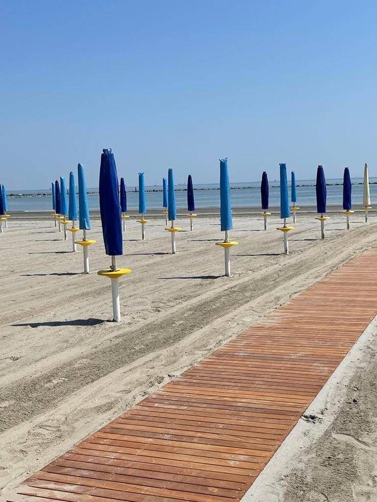 Una delle spiagge  riaperte e operative in E.Romagna dopo l'alluvione