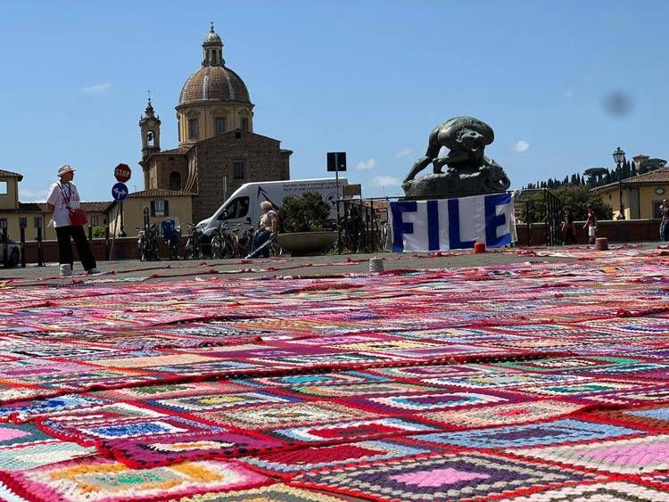 Firenze, mantello gigante simbolo di cura realizzato con 3mila pezzi di stoffa