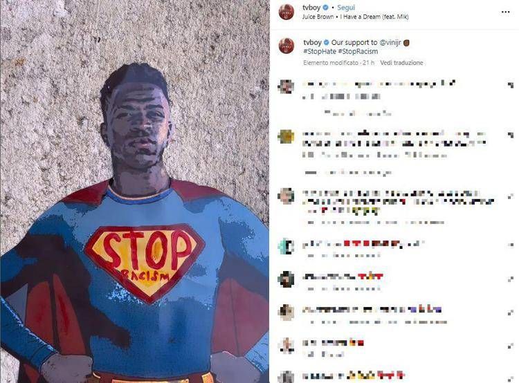 Vinicius diventa Superman dopo il no al razzismo, il murale di TvBoy