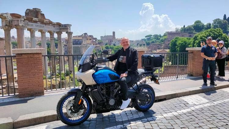 Max Pezzali sul Belvedere Tarpeo, in Campidoglio