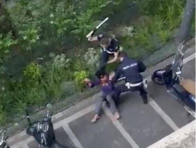 Milano, presa a manganellate da Polizia locale: la video denuncia sui social - Video