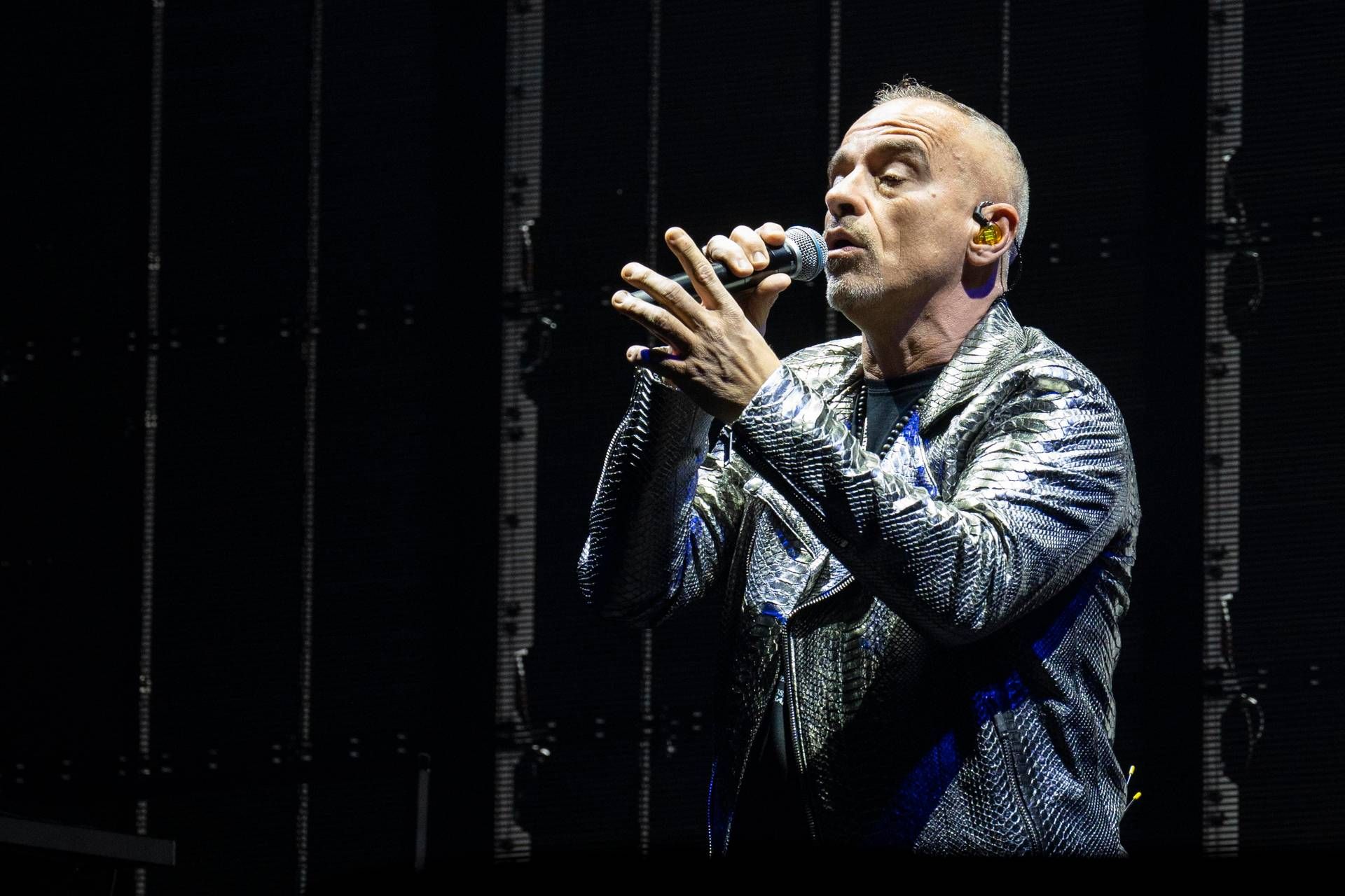 Tina Turner, Eros Ramazzotti and the duet 'Cose della vita' - Video ...