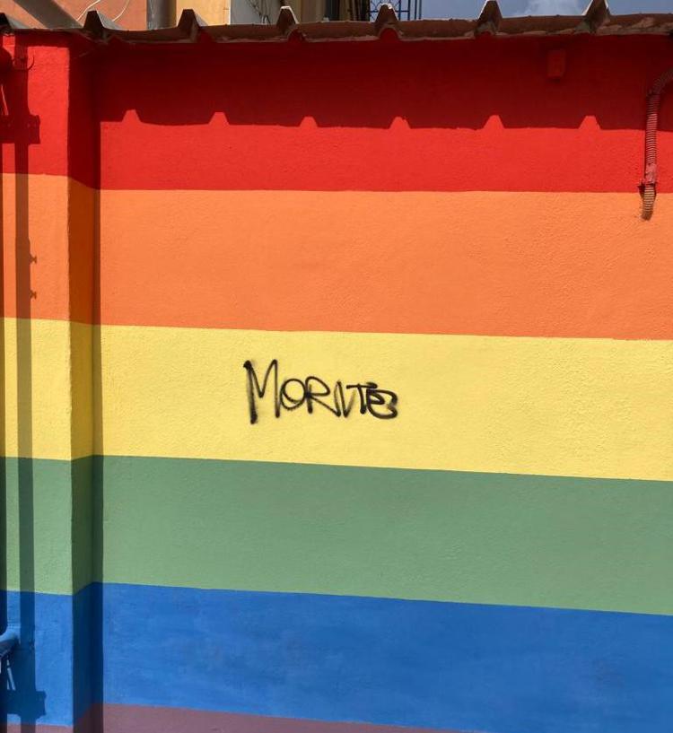 'Morite' scritto sul muro arcobaleno di Gay center