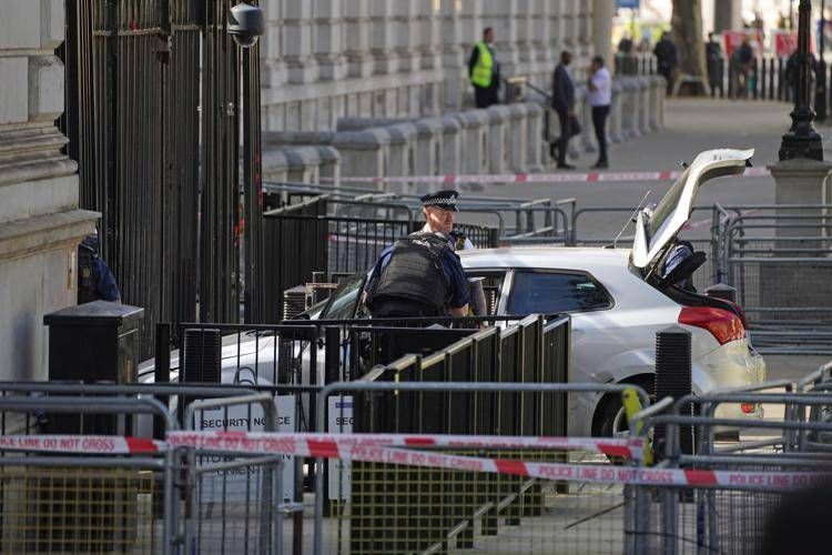 Londra, auto contro i cancelli di Downing Street: arrestato il conducente