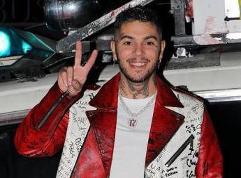 Emis Killa announces new live dates, top debut with ‘Effetto Notte’