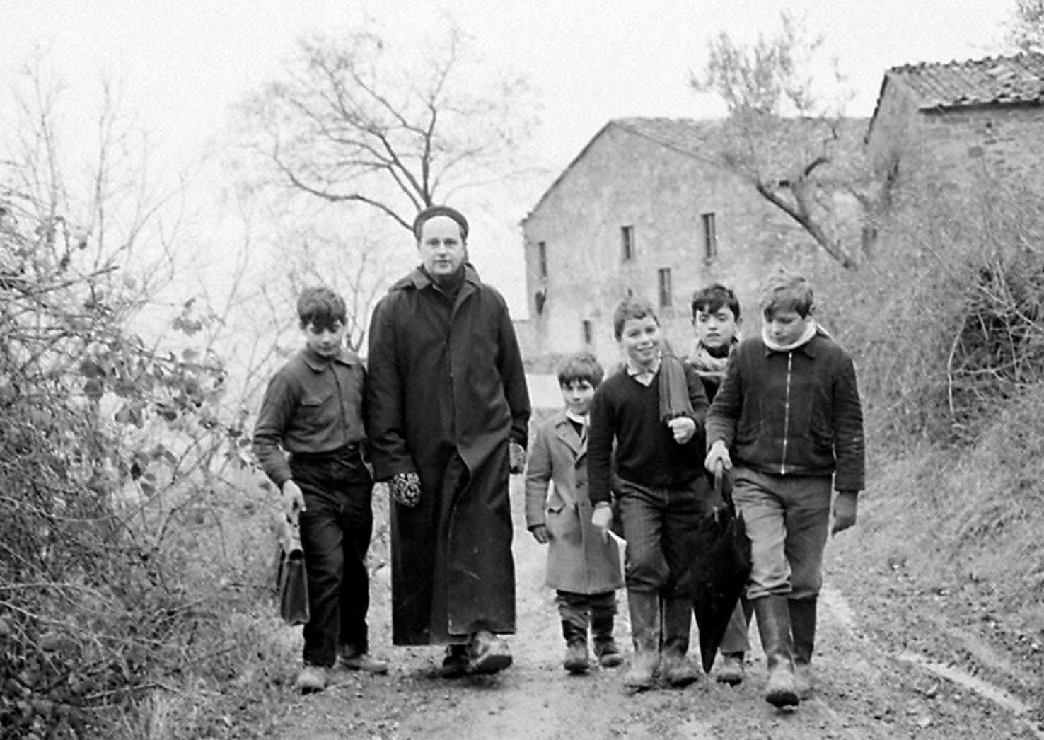 Don Lorenzo Milani, 100 anni fa nasceva il sacerdote della Scuola di ...