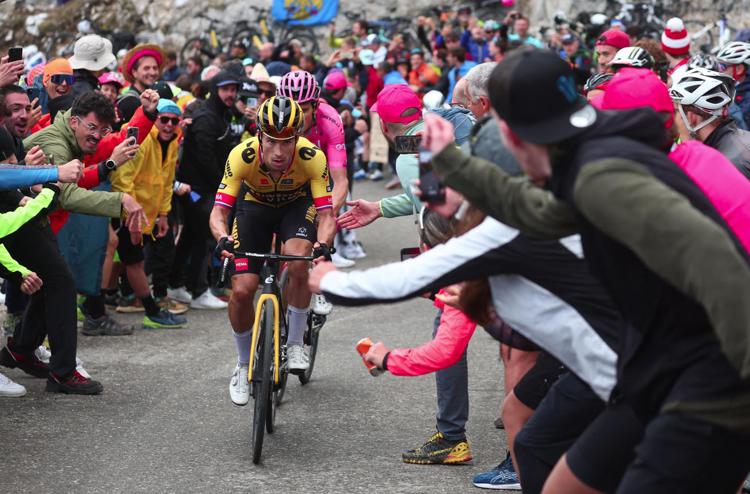 Giro d'Italia 2023, Roglic vince 20esima tappa e conquista maglia rosa