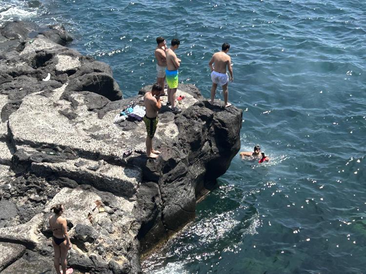 Catania, con 26 gradi primo assaggio d’estate in spiaggia