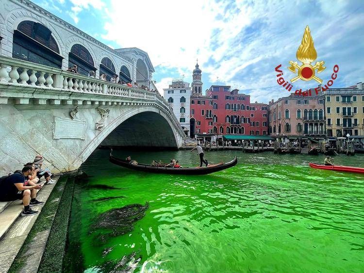 Venezia, chiazza verde fluo nel Canal Grande: 