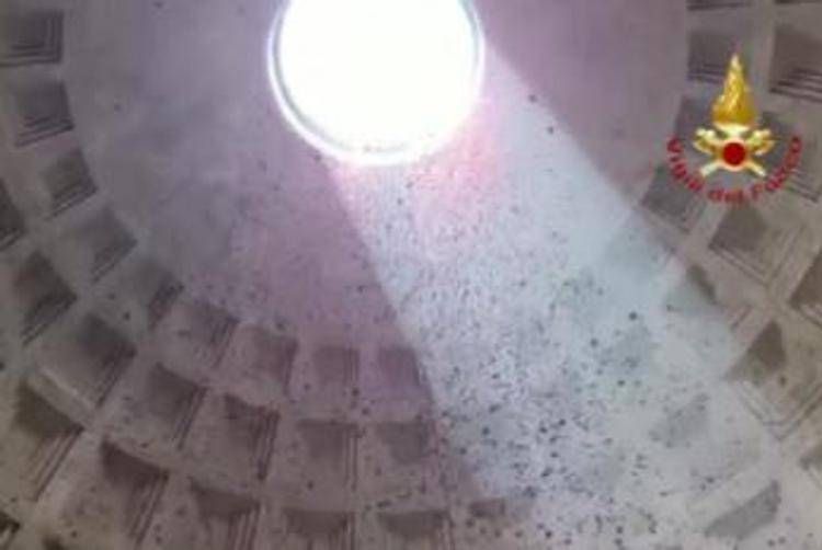 Roma, pioggia di petali rossi dall'occhio della cupola del Pantheon - Video