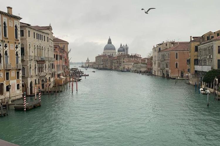 Venezia, quando l'artista Uriburu colorò di verde il Canal Grande nel 1968