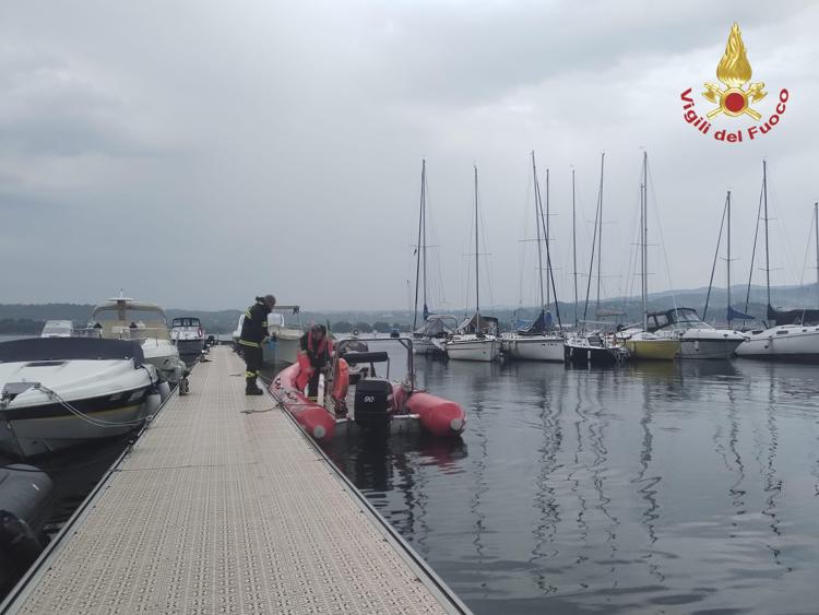 Lago Maggiore, imbarcazione si ribalta per una tromba d'aria: 4 morti - Video