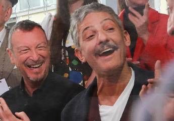 Amadeus chiama Fiorello in diretta: "Sanremo? Stiamo lavorando in serenità"