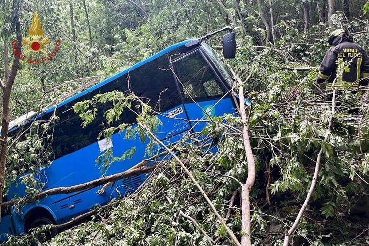 Toscana, autobus giù da una scarpata con volo 73 metri: 3 ricoverati in codice rosso