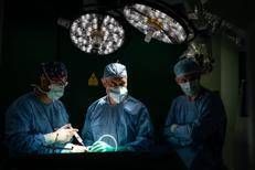 In centro Pietro Mortini, primario di Neurochirurgia dell'ospedale San Raffaele e ordinario dell'università Vita-Salute San Raffaele di Milano (Alessandro Gandolfi/parallelozero)