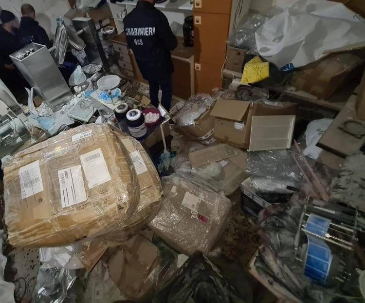 Traffico anabolizzanti e 'droga stupro', scoperto laboratorio clandestino