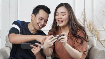 Competitive socialization: communication and interaction between players of online games