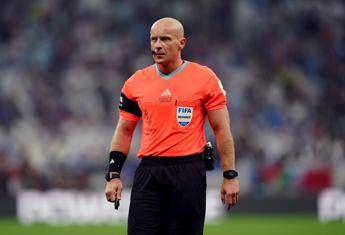 Arbitro Marciniak a raduno estrema destra, salta finale Champion