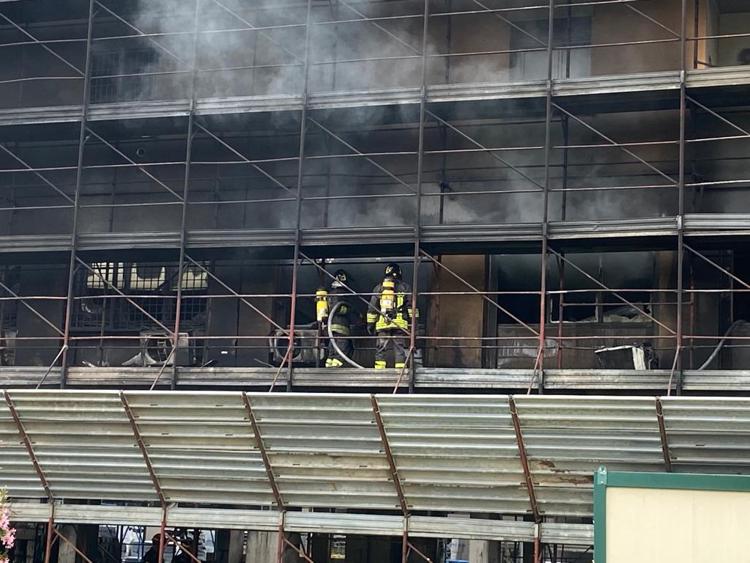 Roma, incendio in palazzo a Colli Aniene: un morto e 17 tra feriti e intossicati