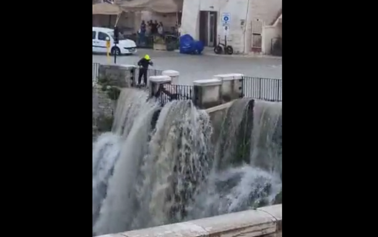 Nubifragio a Matera, tre persone messe in salvo da allagamenti - Video