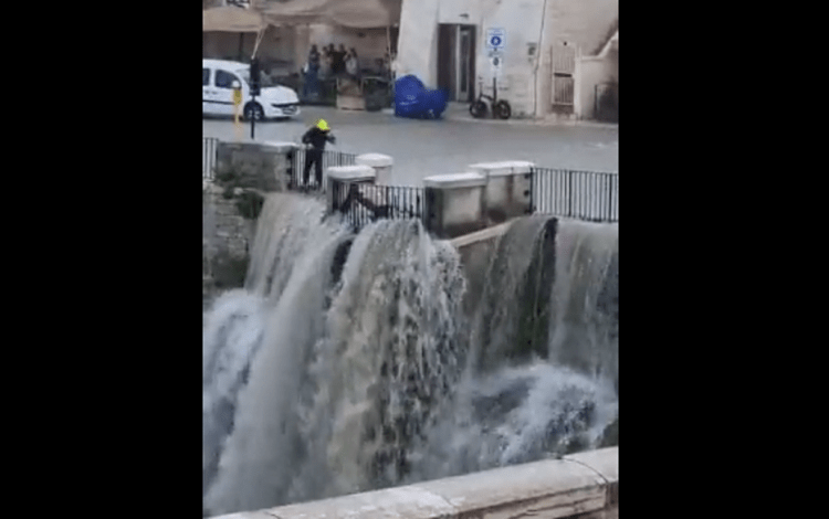 Nubifragio a Matera, tre persone messe in salvo da allagamenti - Video