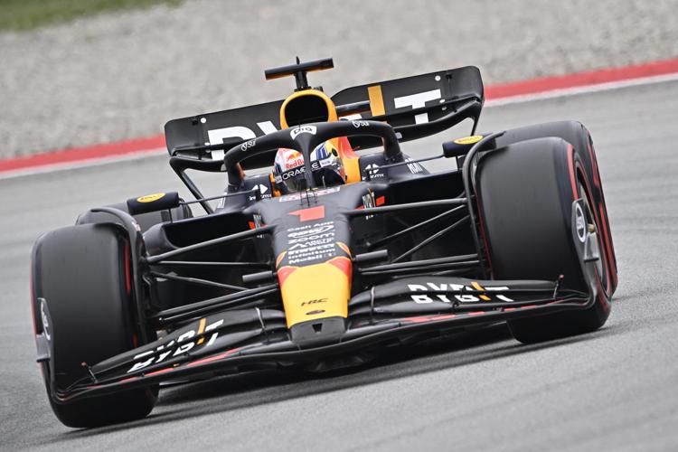 F1 Gp Spagna 2023, pole di Verstappen davanti a Sainz. Leclerc affonda