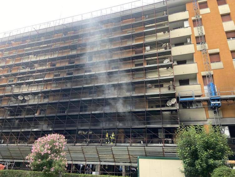 Roma, incendio Colli Aniene: tre feriti ancora in prognosi riservata