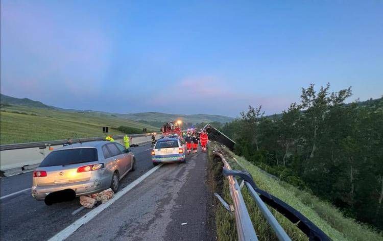 Incidente sull'A16, pullman urta 5 auto e precipita in scarpata: 1 morto e 14 feriti