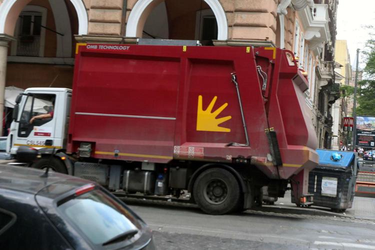 Roma, uomo trovato morto in camion dei rifiuti