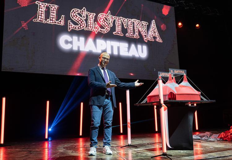 Massimo Roeo Pipario direttore del teatro Sistina presenta il modellino del Sistina Chapiteau