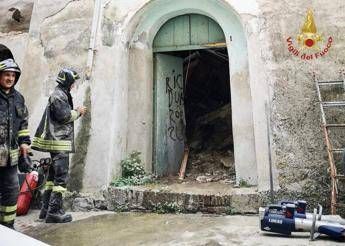 Cosenza, crollano solai in palazzo a Corigliano Calabro: un feri