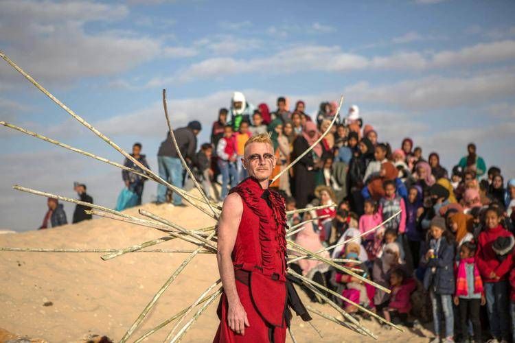 Uno spettacolo della compagnia Oplas nelle dune del deserto di Douz in Tunisia