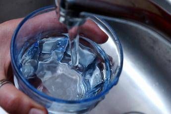Salute, acqua minerale o rubinetto? esperto Iss: “Questione di gusto, importante è bere”