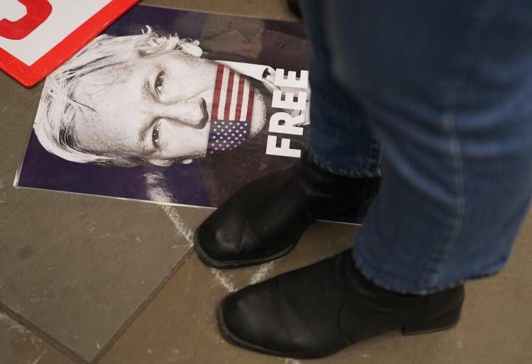 Assange, Di Battista: