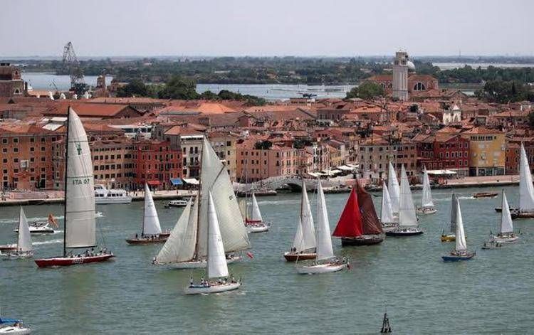 Le vele d'epoca in parata nel Bacino San Marco a Venezia in occasione del Trofeo Principato di Monaco 