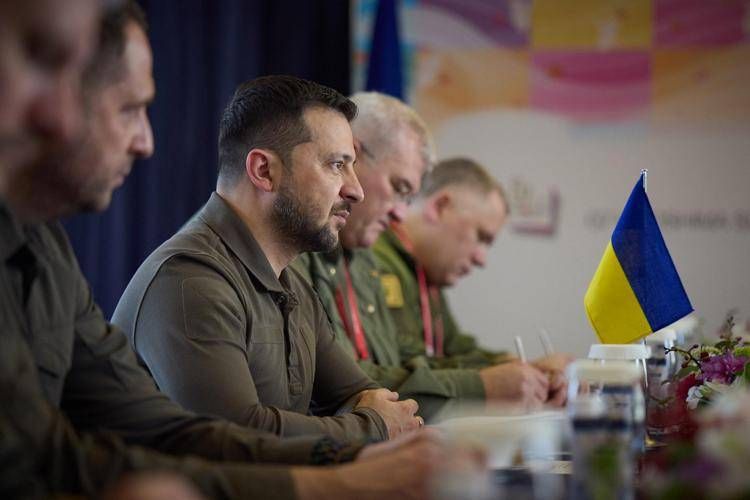 Ucraina, Zelensky a Macron: 