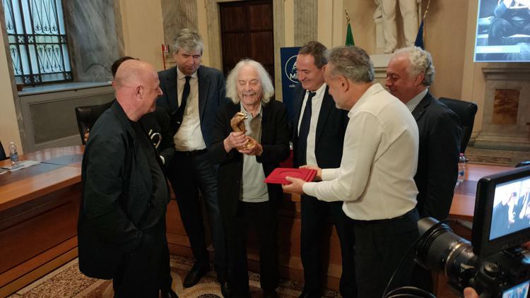 Enrico Rava riceve la scultura di bronzo omaggio di Dante Mortet