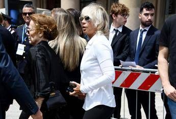 Berlusconi, in the Cathedral from Parietti to De Filippi in white as Cav liked