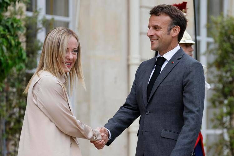 Giorgia Meloni ed Emmanuel Macron in un precedente incontro (Afp)