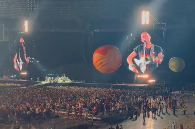 Coldplay a Napoli, Chris Martin canta 'Napule è': fan in delirio al Maradona - Video