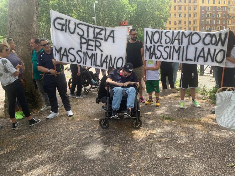 Roma, gravissimo dopo incidente: sit-in fuori tribunale per strade più sicure