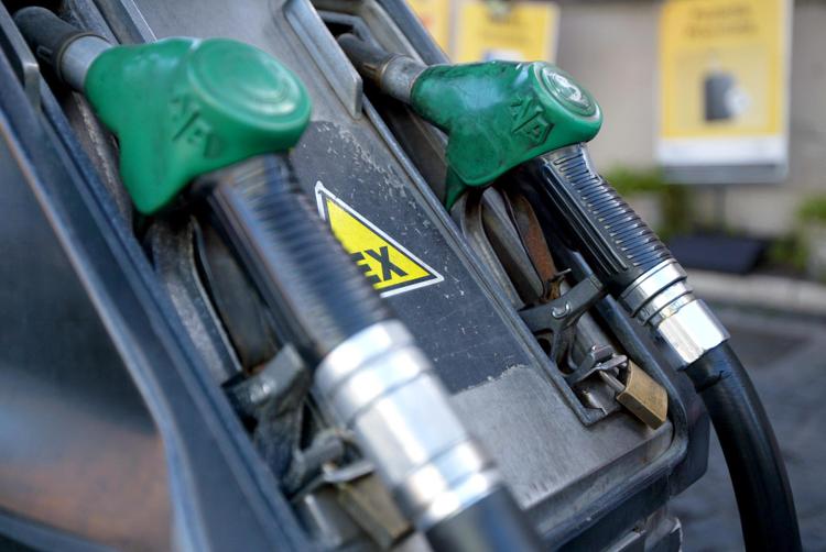 Benzina, oggi primi ribassi dei prezzi - Fotogramma